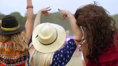 Arkadaşlar Müzik Festivali'nde dans arkadan görünüş