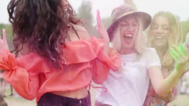 Τους Φίλους Χορεύουν Στο Φεστιβάλ Μουσικής — Αρχείο Βίντεο