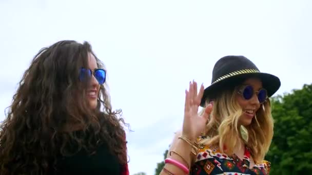 Друзья Хипстеры Танцуют Музыкальном Фестивале — стоковое видео