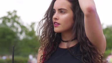 Suyu içme ve Müzik Festivali'nde dans genç kadın