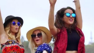 Genç kadınlar arasında konfeti dans