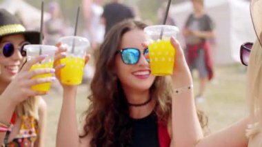Suyu içme ve Müzik Festivali'nde çimlerde oturan arkadaşlar