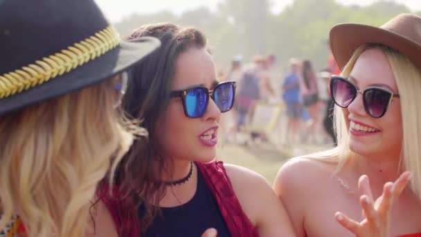 Mujeres Jóvenes Hablando Durante Festival Música — Vídeo de stock
