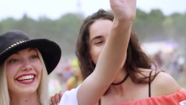 Vrouwen Drinken Bier Het Muziekfestival — Stockvideo