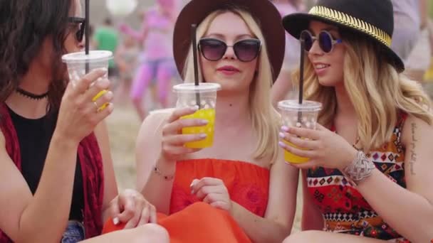 Unga Kvinnor Dricka Juice Och Roligt — Stockvideo