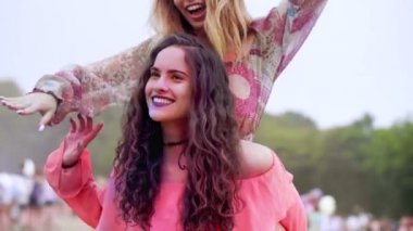 Çılgın arkadaşlar Festivali'nde eğleniyor