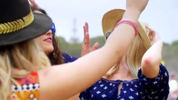Meninas Felizes Dançando Festival Verão — Vídeo de Stock