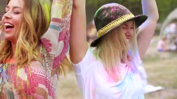 Chicas Coloridas Bailando Durante Festival — Vídeos de Stock