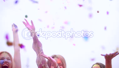 Arkadaşlar bayram toz ve konfeti ile eğleniyor