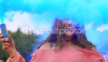 Duman bombası ile eğleniyor kadın