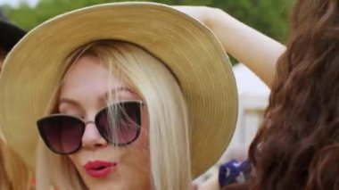Üç genç kadın yaz festivalinde dans