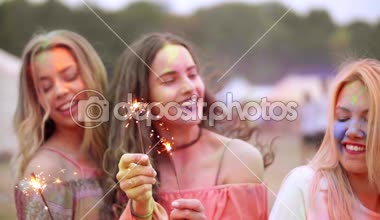 Gençler eğleniyor sırasında havai fişekleri ile festivalde