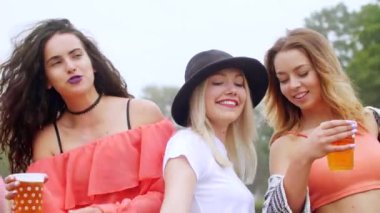 Müzik Festivali'nde dans bira ile neşeli genç kadın