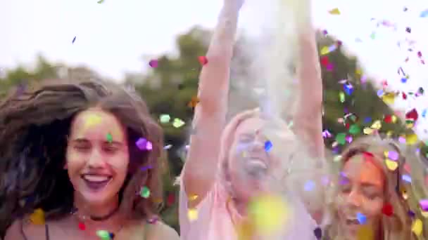 Mujeres Jóvenes Bailando Confeti Holi Polvo — Vídeos de Stock