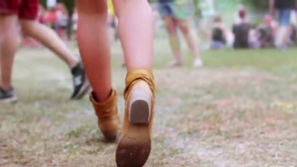 低部祭で歩いている女性 — ストック動画