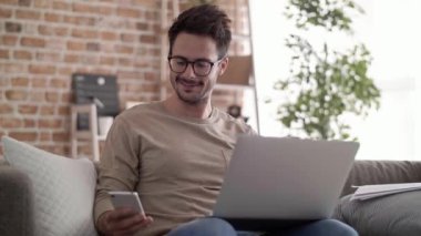 Cep telefonuyla konuşan Multitasking adam