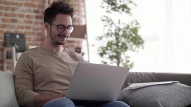 Laptop ile evde çalışma office girişimci