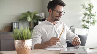 Kararsız işadamı ev ofis de bir sözleşme imzalama