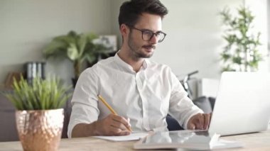 Evde office çalışan meşgul işadamı