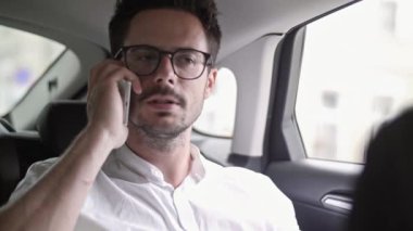 İşadamı tarafından cep telefonu bir taksi konuşuyor