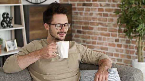 Geschäftsmann Trinkt Kaffee Home Office — Stockvideo