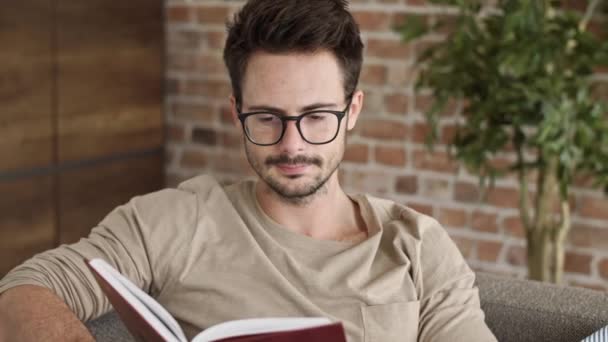 Hombre Leyendo Libro Casa Oficina — Vídeo de stock