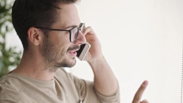 Unavený Podnikatel Mluví Mobilní Telefon Domácí Kancelář — Stock video