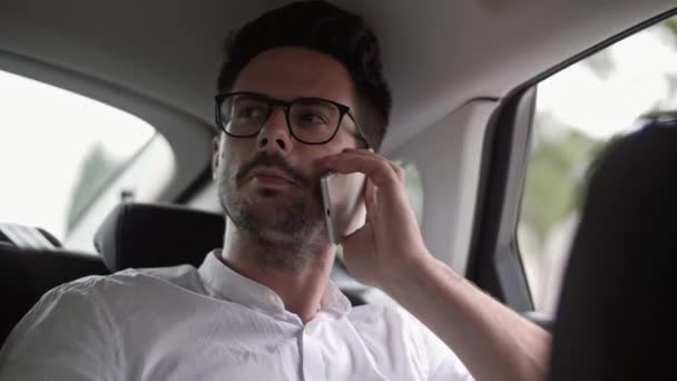 Empresario Usando Teléfono Coche — Vídeo de stock