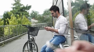 bir akıllı telefon kullanan iş adamı