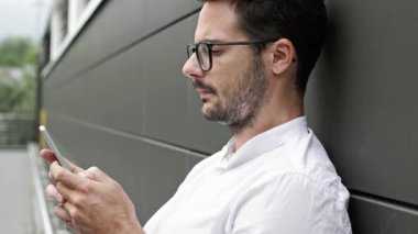 Cep telefonunda yazarak işadamı