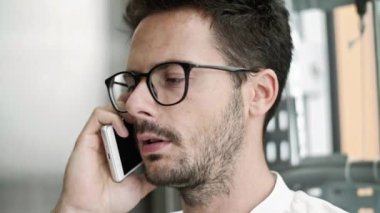 Asansörde cep telefonla konuşan adam