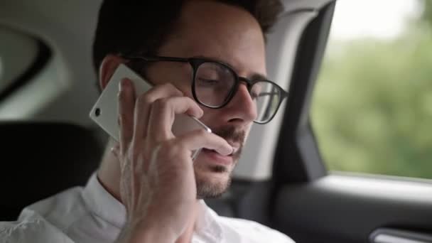 Passagier Praten Mobiele Telefoon Een Taxi — Stockvideo