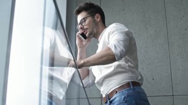 Cep telefonuyla konuşurken duygusal iş adamı