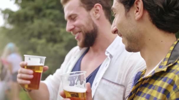 Volwassen Mannen Maken Een Toast Aan Hun Vriendschap — Stockvideo