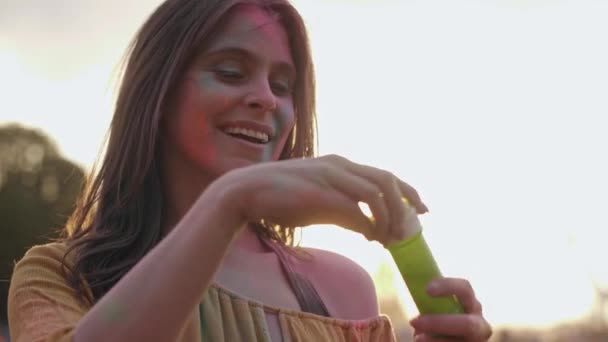 Mujer Soplando Burbujas Jabón Fiesta Verano — Vídeo de stock