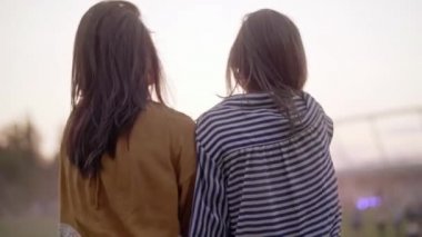 Müzik Festivali'nde dans kadın arkadan görünüş