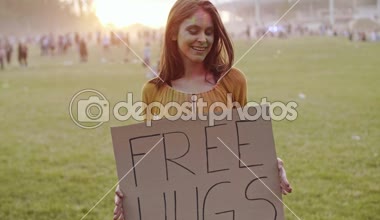 Eğlenceli yaz festivali sırasında oynak kadın