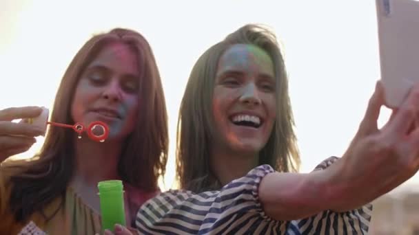 Amici Colorati Che Fanno Selfie Festival Musicale — Video Stock