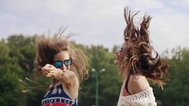 Jovens Loucas Dançando Livre — Vídeo de Stock