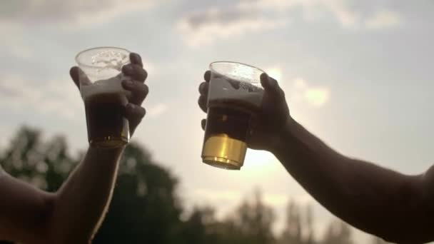 Dois Amigos Começam Uma Festa Livre — Vídeo de Stock