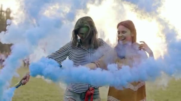 Dos Jóvenes Con Bomba Humo Celebrando Festival Verano — Vídeo de stock