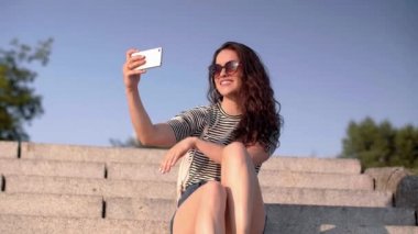 Kız şehirde bir selfie yapma