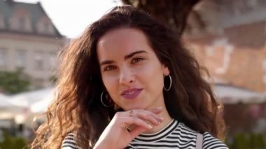 Gülümseyen Genç Kadın Portresi