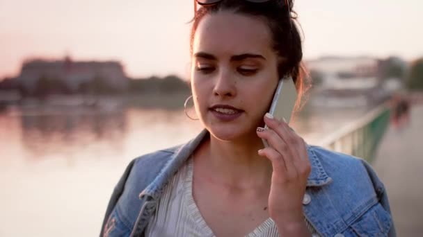 Jeune Femme Parlant Par Téléphone Portable — Video