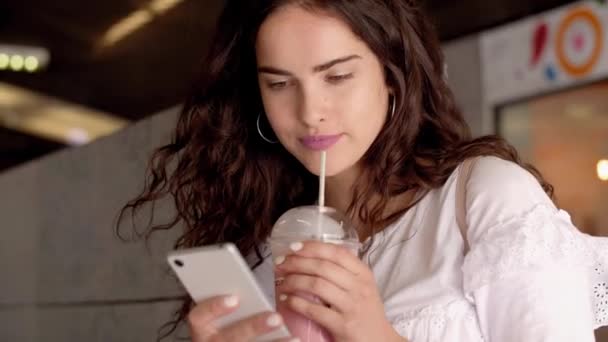 Jeune Femme Utilisant Téléphone Boisson Smoothie — Video