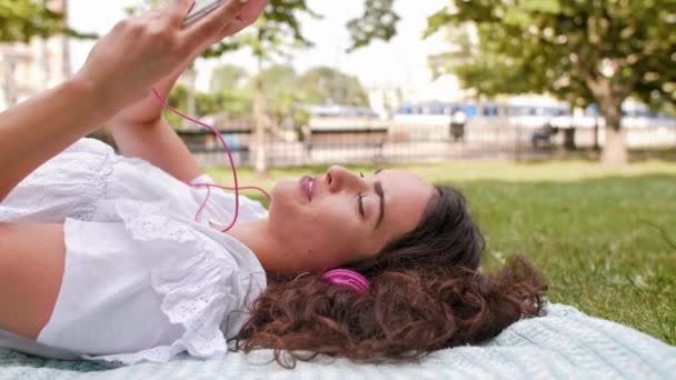 Mujer Escuchando Música Parque — Vídeos de Stock