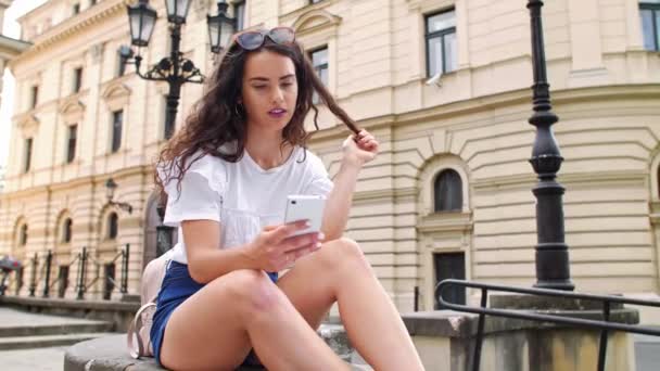 Student Met Behulp Van Een Mobiele Telefoon Stad — Stockvideo