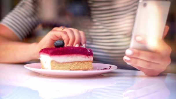 Frau Isst Kuchen Einem Café — Stockvideo