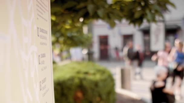 Mujer Revisando Horario Ciudad — Vídeos de Stock