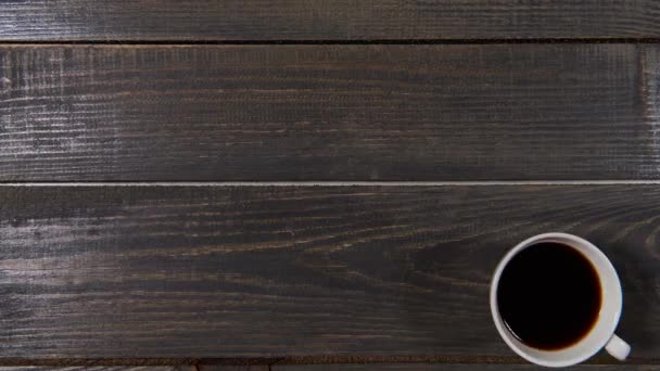 Tasse Schwarzen Kaffee Auf Holztisch — Stockvideo